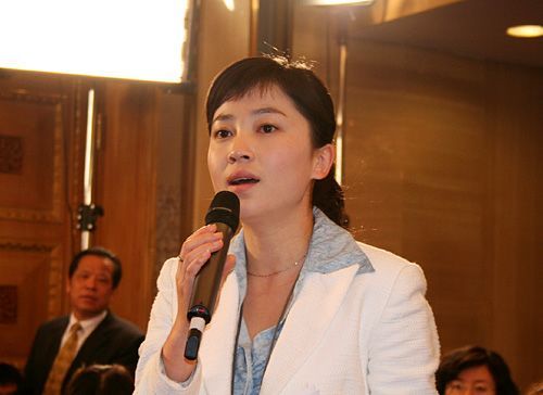 图文:深圳广电集团美女记者提问