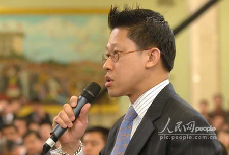 图文:美国彭博新闻社记者提问_新闻中心_新浪