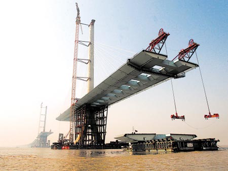 图文:长江大桥孔桥箱梁吊装过半