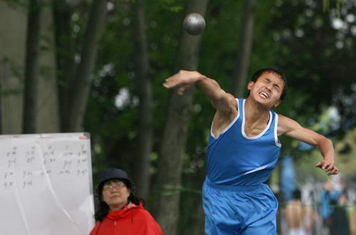图文:湖北省体育特招生进行铅球考试