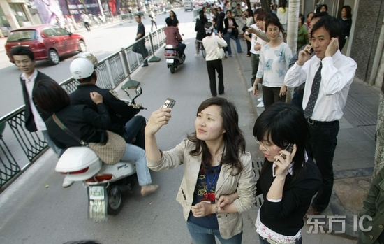 图文：南京新街口的员工在街面