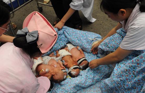 图文：四川南充医院将新生儿转移到空旷地带避险