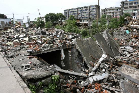 图文:四川德阳市汉旺镇街头因地震而垮塌房屋