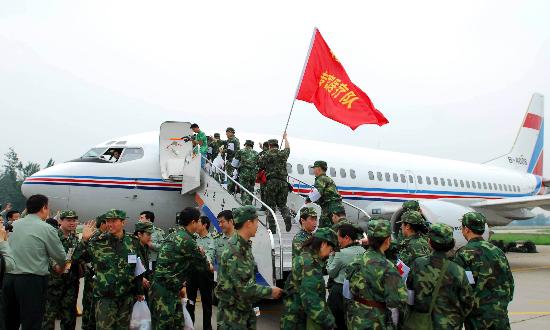 图文:解放军抗震救灾医疗队从北京南苑机场登