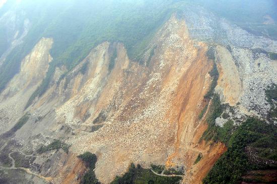 图文:航拍地震后道路被泥石流冲