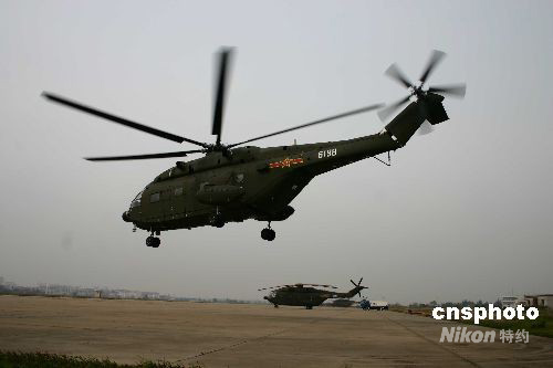 图文：空降兵某部出动两架直升机赶赴汶川救灾