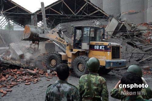 图文:汶川地震解放军配合重型机械救人