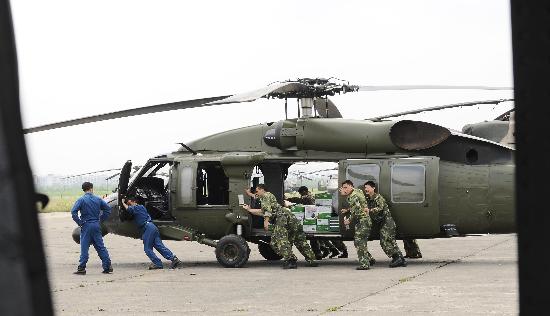 图文:成都军区某陆航团官兵紧急移动救灾直升机