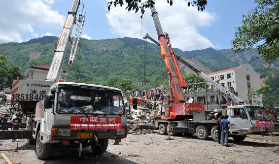 图文:大型吊车在北川县受灾现场施救