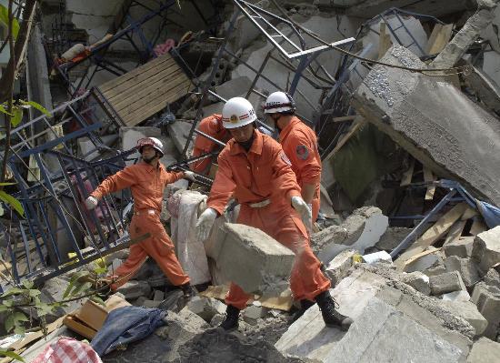 图文：消防救援队员清理倒塌的宿舍楼废墟