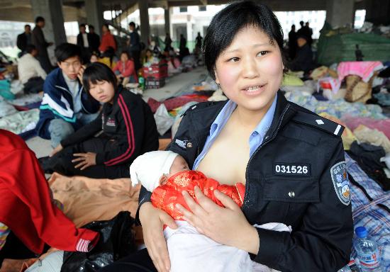 图文：女民警为地震孤儿哺乳