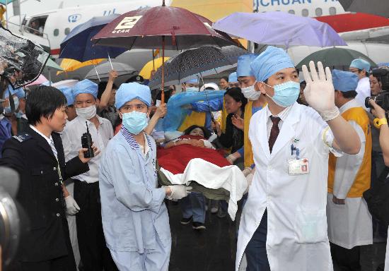 图片 四川汶川强烈地震专题 正文   5月20日,几位医生将一名伤员抬向