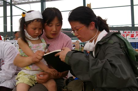 上视新闻评论部记者奔赴灾区(组图)