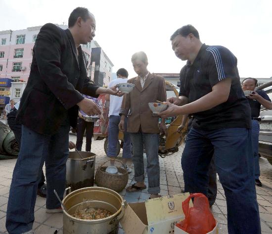 图文:甘肃省陇南市文县一户农家乐的老板为参