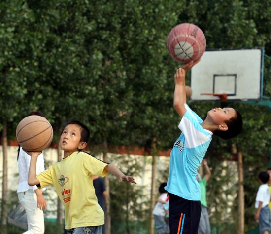 图文:四川绵阳籍小学生何建在打篮球