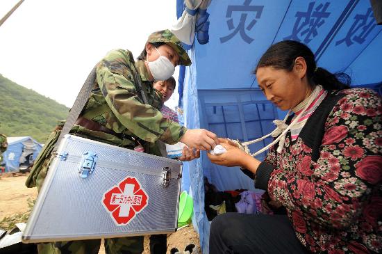 图文:济南军区159医院的医生在安置点为受灾群