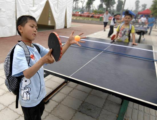 图文:灾区小学生在课余打乒乓球