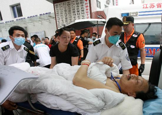 图文:医务人员和志愿者在什邡第二医院转运伤