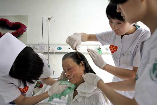 图文:护士们为80岁的赵玉芳老人梳洗