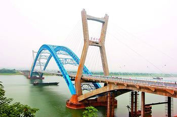图文:莲城大桥拉近湘潭与长沙、株洲距离