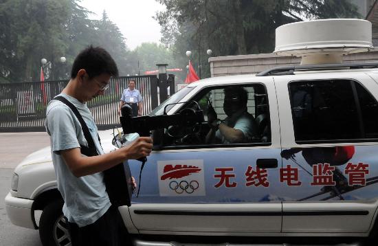 图文:工作人员在扬州中学考点进行无线电监测