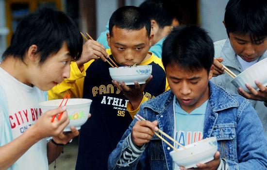 图文:青川县三锅中学的学生们在吃中午饭