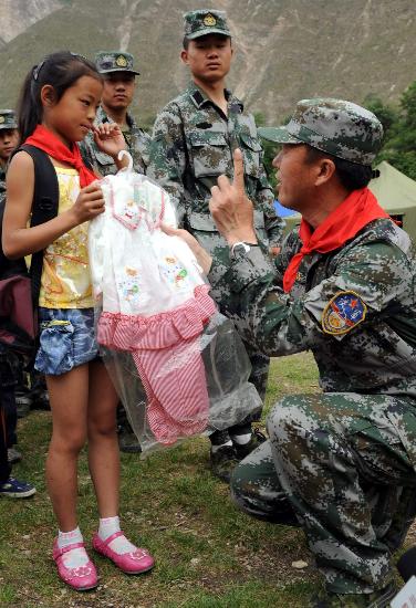 图文:济南军区某团政委赠送灾区小女孩连衣裙