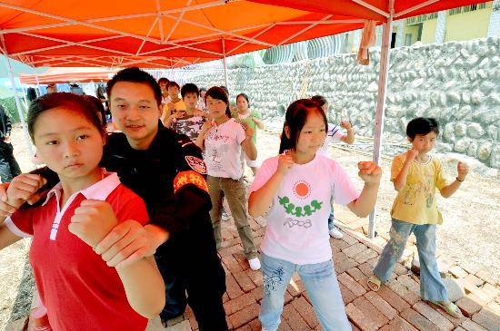 图文:杭州特警正在指导儿童们学习武术