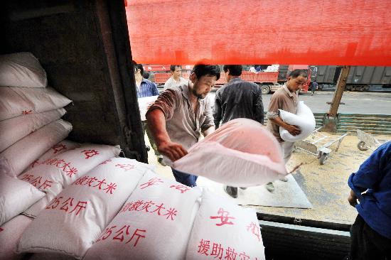 图文:安徽工人在向货运列车上装运救灾大米