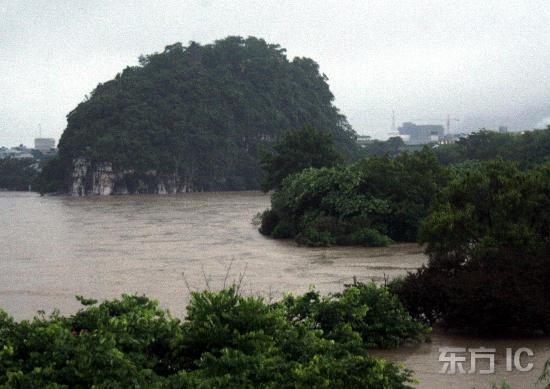 组图:广西桂林普降暴雨 象鼻山险被淹