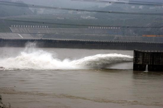 组图：三峡大坝今日开闸冲沙泄洪