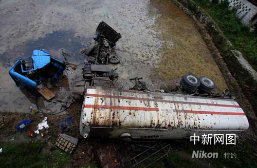 温州槽罐车泄漏1吨汽油污染400平米农田(组图