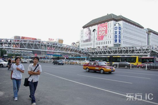 组图:世界最大铝合金天桥亮相北京西单