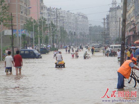 组图:安徽滁州普降特大暴雨致市区大面积积水