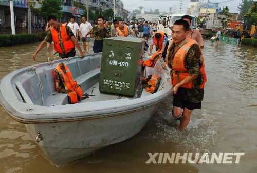 图文:战士在滁州市全椒县转移物资