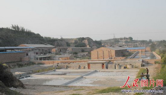 图文:造纸厂水池蓄满污水