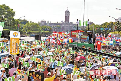 台独团体上演升“国旗”闹剧(组图)