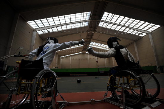 图文:昆明海埂残疾人运动员训练击剑