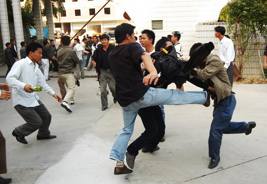 图文:广东技术师范学院天河学院门口帮派滋事