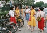 图文：北京街头几位穿着裙装的姑娘在聊天