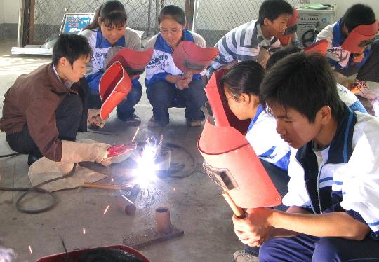 图文:河南新安县职业学校同学在上电焊课