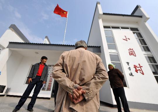 图文:严俊昌和儿子与村民谈论农业生产问题