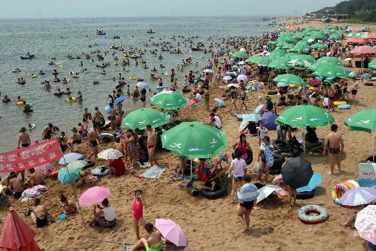 图文:游客在北戴河海滨游泳避暑