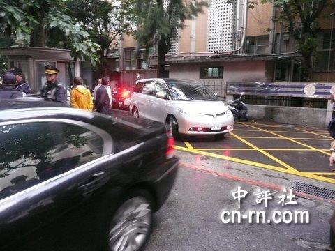 陈水扁抵达台北地方法院一度不愿下车(组图)