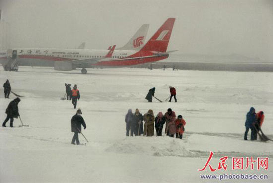 组图：长春龙嘉机场跑道结冰飞机停航