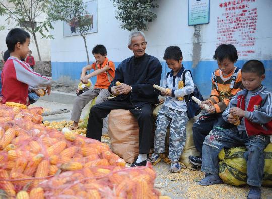 图文:老人崔志友教孩子们干农活