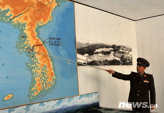 图文:朝鲜板门店军官介绍南北对峙状况
