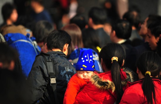 图文:旅客在广州火车站广场排队检票进站