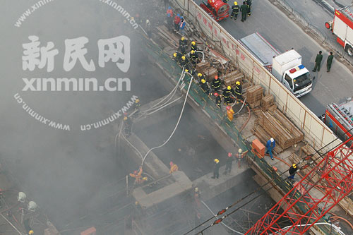 上海地铁11号线在建工地发生火灾(组图)