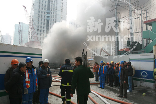 上海地铁11号线在建工地发生火灾(组图)